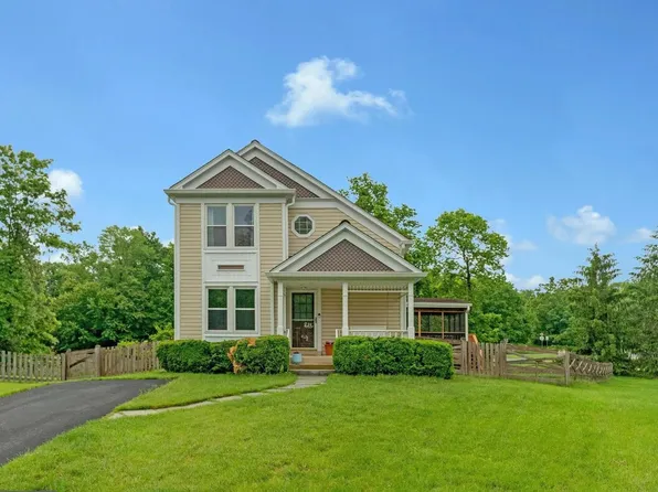 7 Bentmoor Ct, Sterling, VA 20165