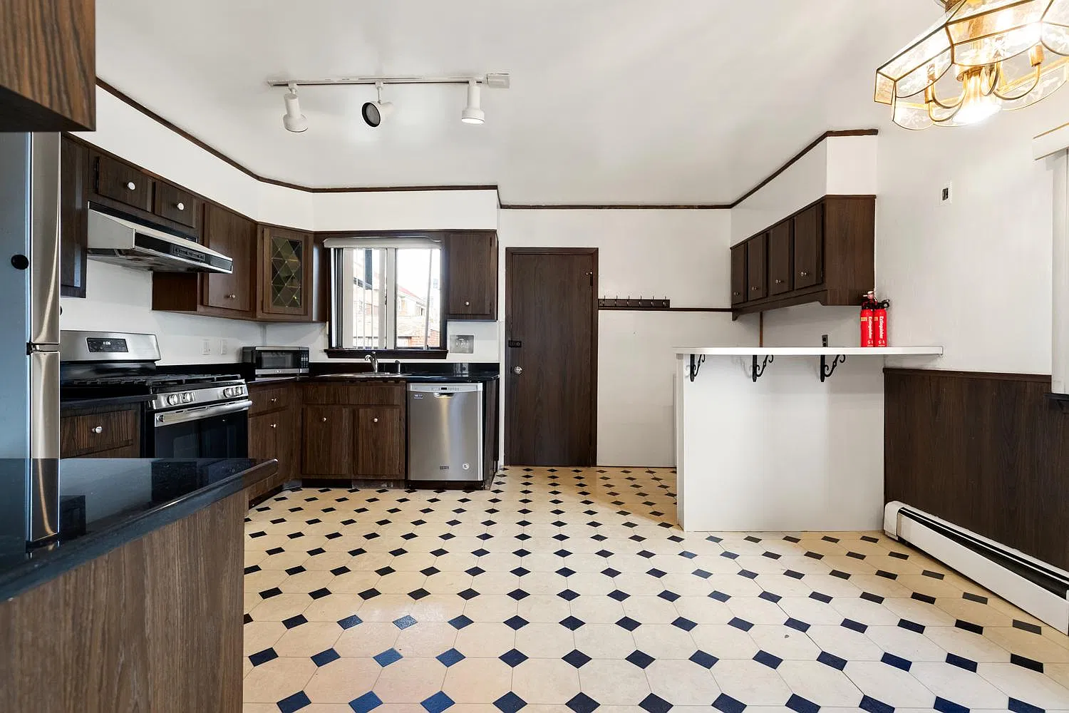 3 bed, 1300 sqft, $4,700 — Photo 4