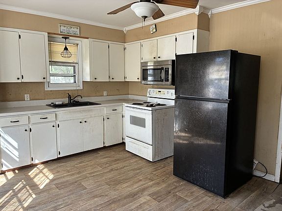 4th image of 302 Maxine St