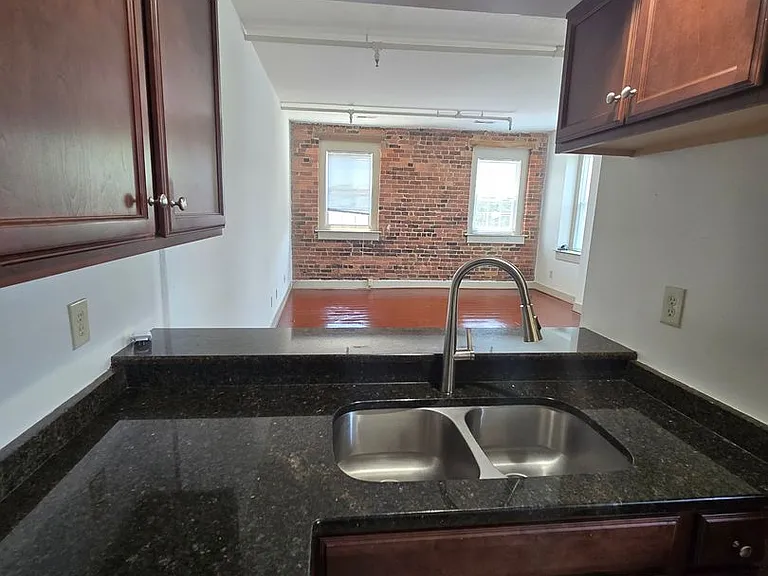 1901 E Franklin St — Photo 14