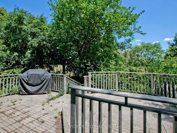 17 Bramble Dr, Toronto, ON M3B 2E9