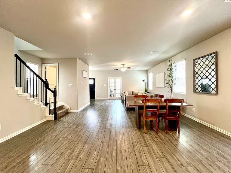 2629 Gateway Ave — Photo 5