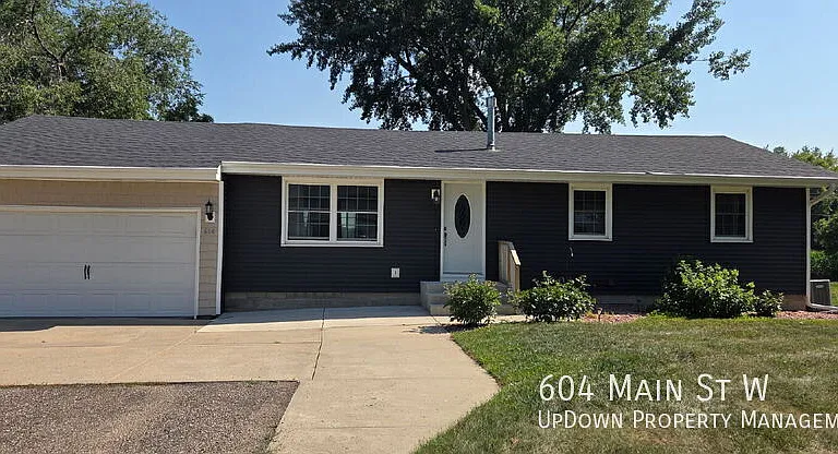 604 Main St W — Photo 2