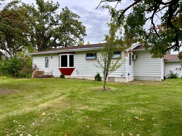 137 W 5th St, Newfolden, MN 56738