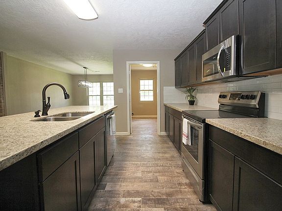 4th image of 410 W Pineshadows Dr