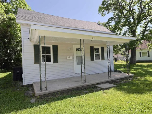 621 E Oglesby St, Salem, IL 62881
