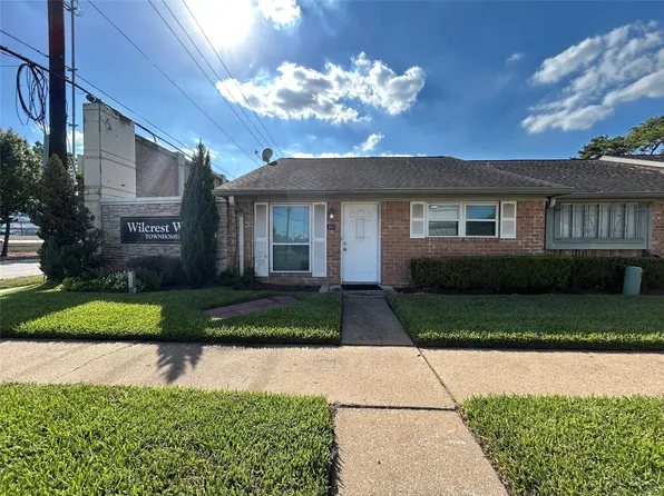 202 W Tri Oaks Ln APT 202, Houston, TX 77043