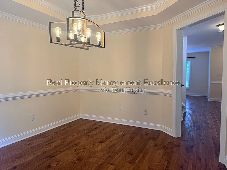 305 Holly Thorn Trce — Photo 8