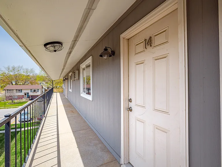 Marshall Apartments — Photo 8