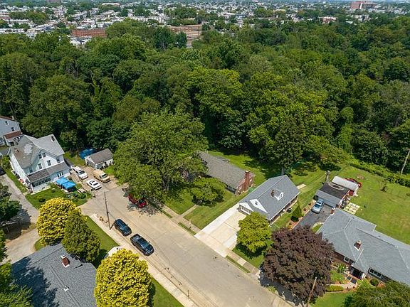 3rd image of 601 Parkview Blvd