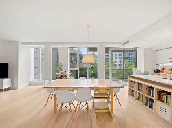 1409 Pender St #201, Vancouver, BC V6G 2L2