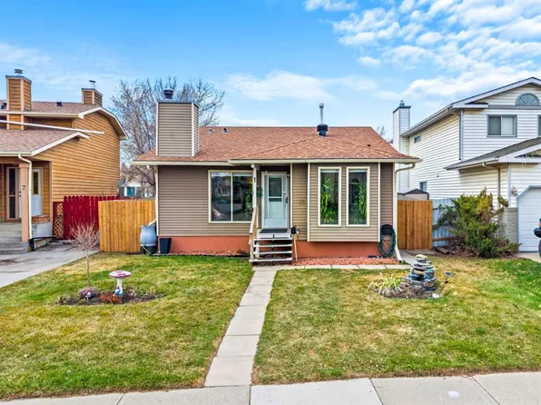 11 SW Deersaxon Cir SE, Calgary, AB T2J 6V8