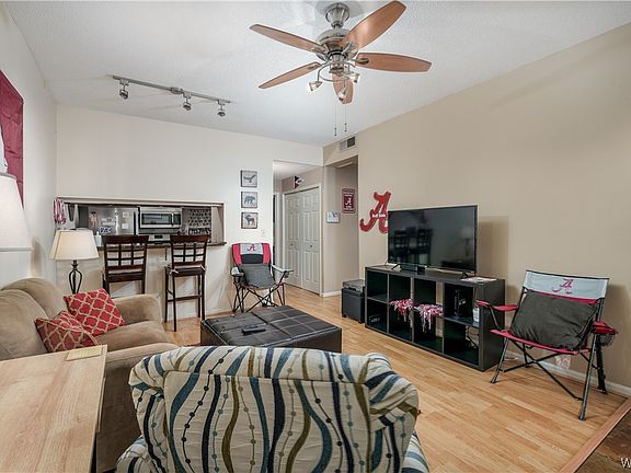 3rd image of 708 11th St APT 206