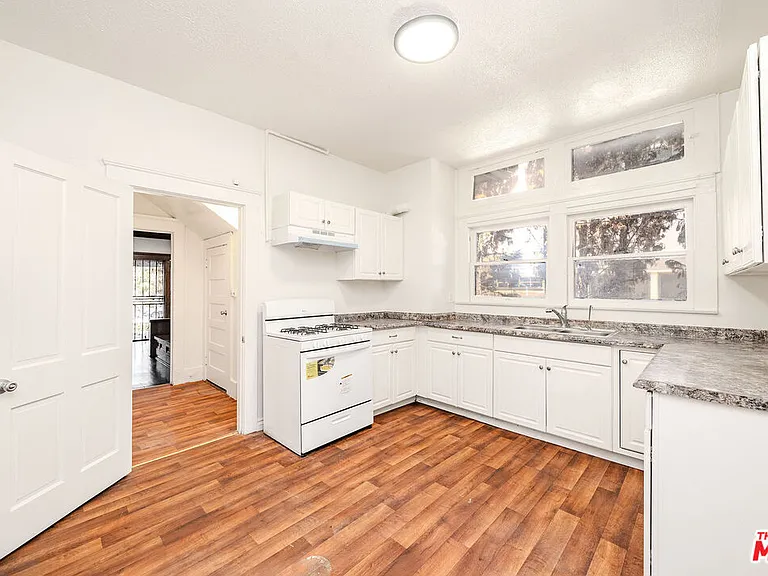 1404 S Manhattan Pl — Photo 15