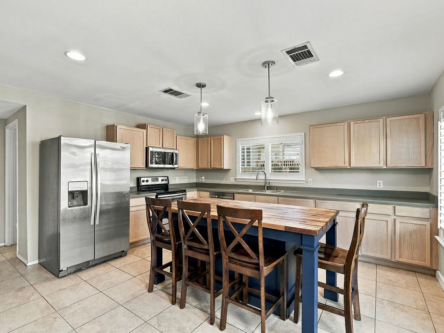 3 bed, 2.5 bath, 2186 sqft, $2,075 — Photo 4