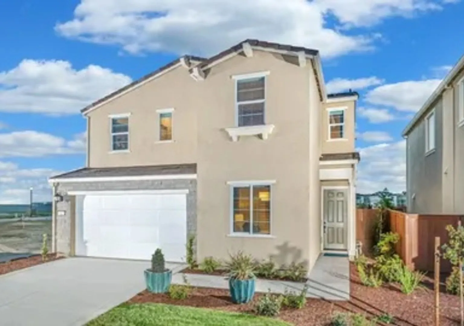 Charming 4BR House in Roseville — Photo 1