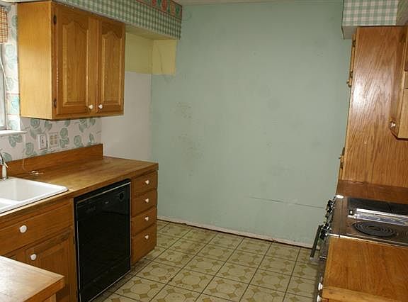 5th image of 2870 Meadow Port Dr