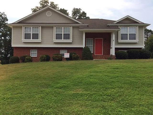 5 bed, 1900 sqft, $2,195 — Photo 2