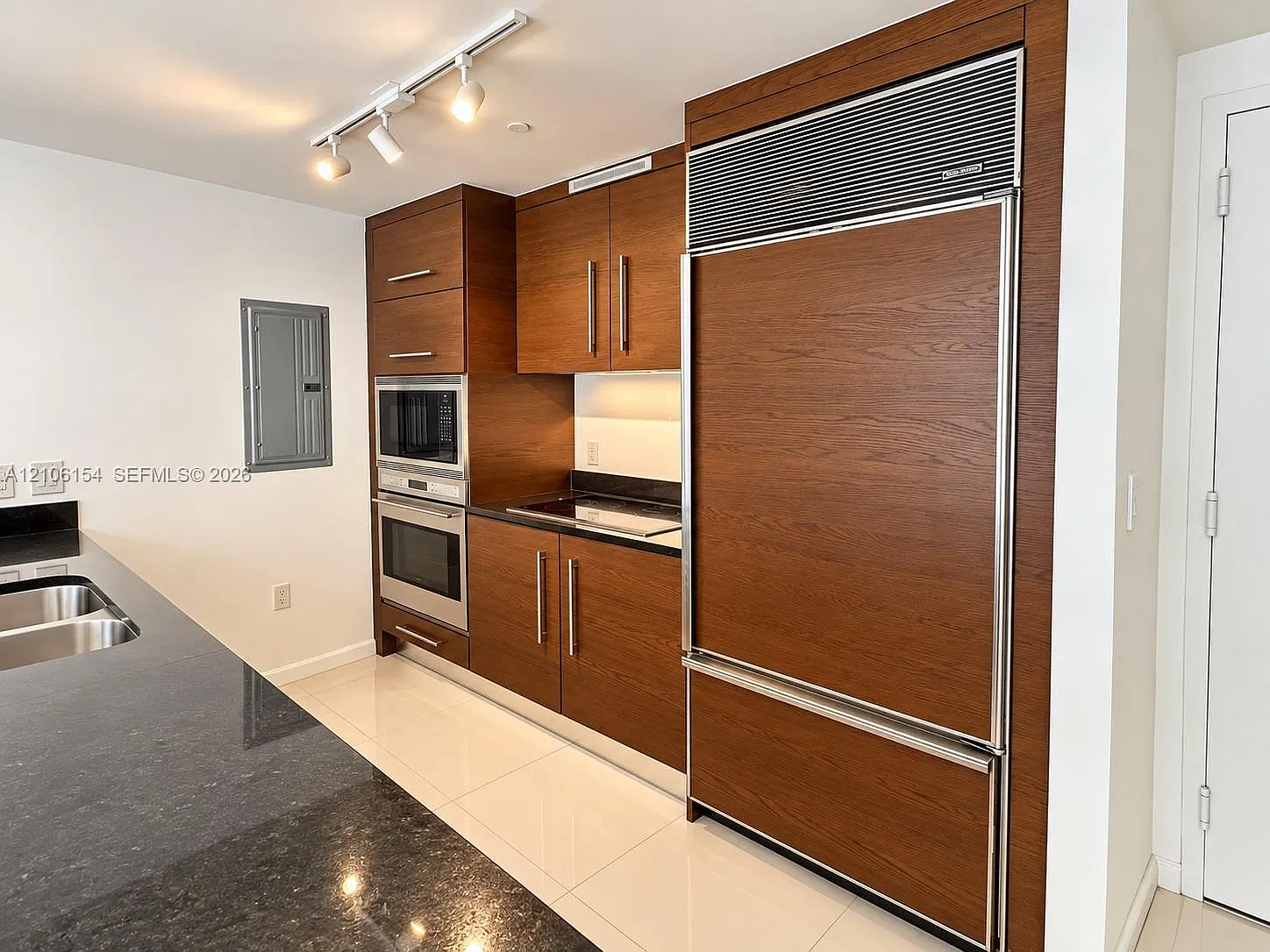 Iconbrickell Condo No 1 — Photo 4