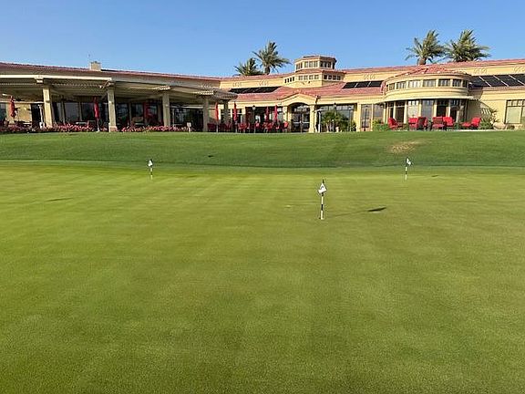 Practice putting green/clubhouse