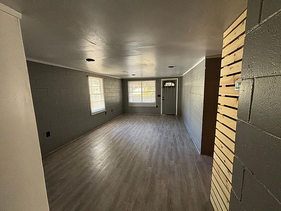 3rd image of 902 Gladstone St