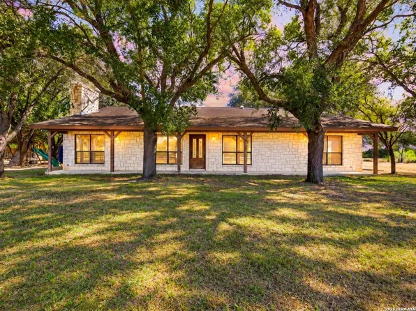 386 County Road 763, Devine, TX 78016