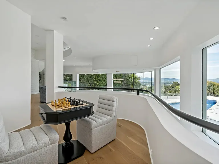 15105 Mulholland Dr — Photo 14