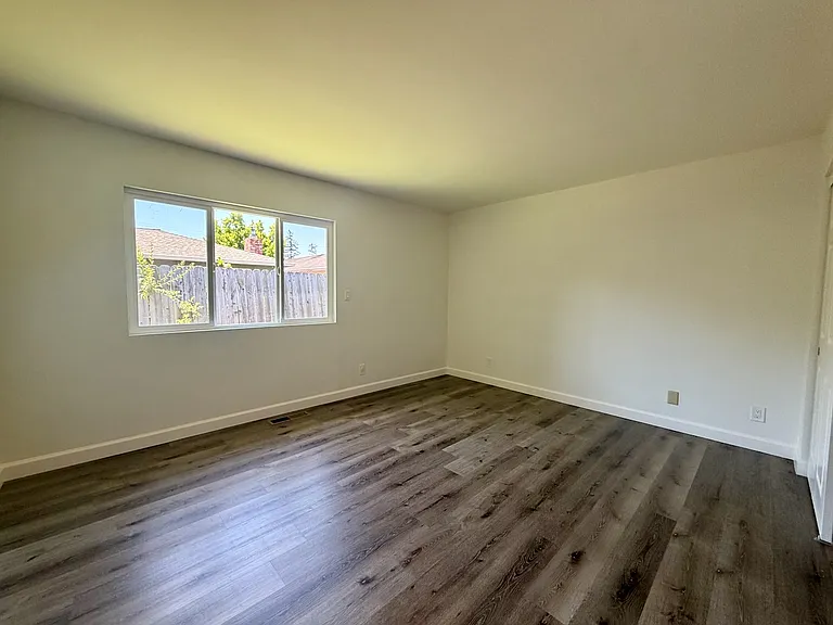 1582 Gordon St — Photo 8