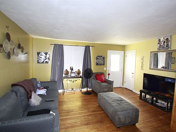 3rd image of 119 Sonja Dr