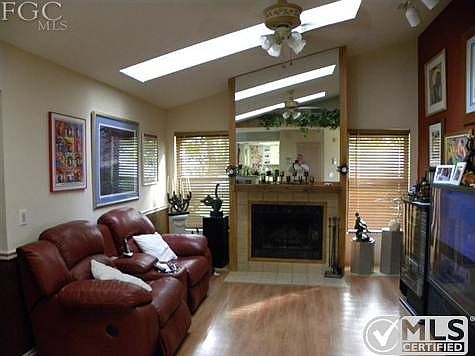 Fireplace & Skylights.Great natural light !