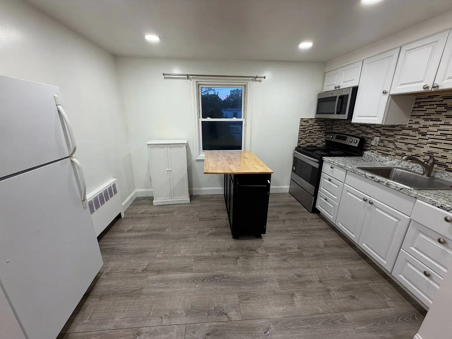 1 bed, 1.0 bath, $2,300 — Photo 1