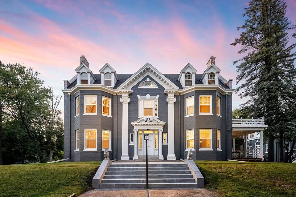 This beautiful home is centrally located. It is only a 4-minute walk from 21st Street and less than 15-minute walk to the 16th Avenue East Beach Lake Walk entrance!