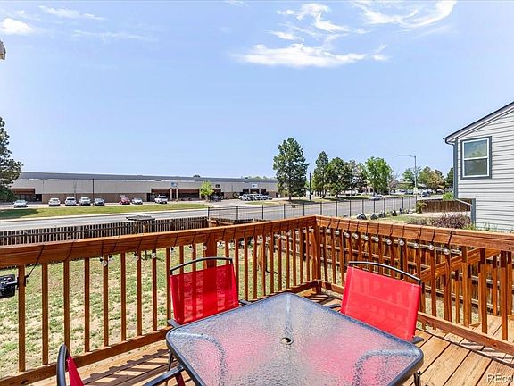 Upper deck with patio furniture