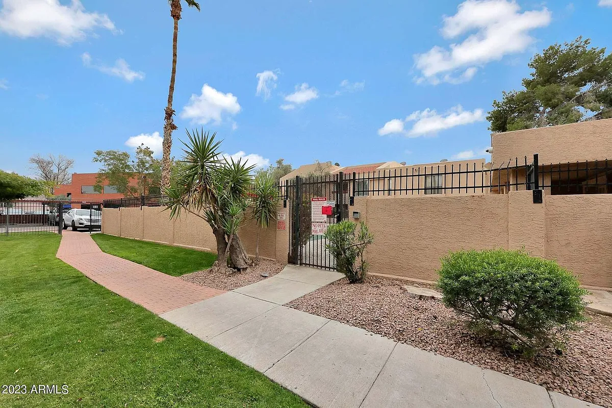 Building Photo - 3131 W Cochise Dr #204