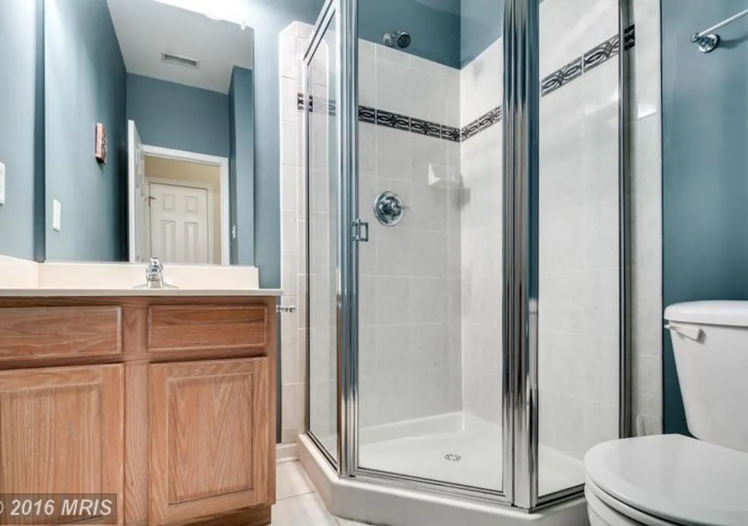 3 Bed 3.5 Canton Rowhome With Two Car Garage! — Photo 4