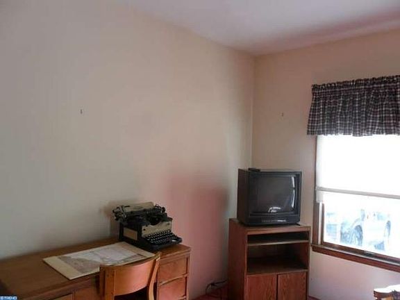 5th image of 565 Fernwood Ave
