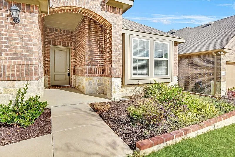 3 bed, 2.0 bath, 1664 sqft, $2,100 — Photo 2