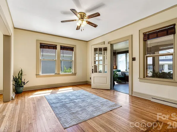 220 W 8th St, Newton, NC 28658