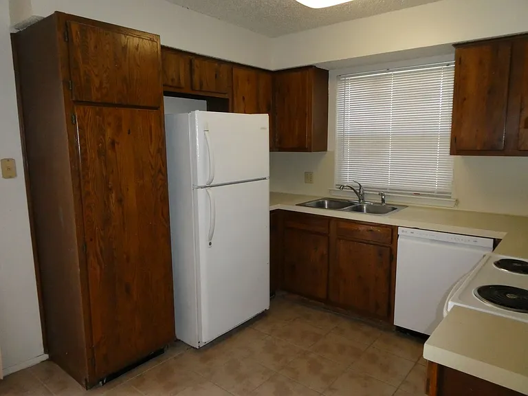 8705 Pineridge Dr — Photo 9
