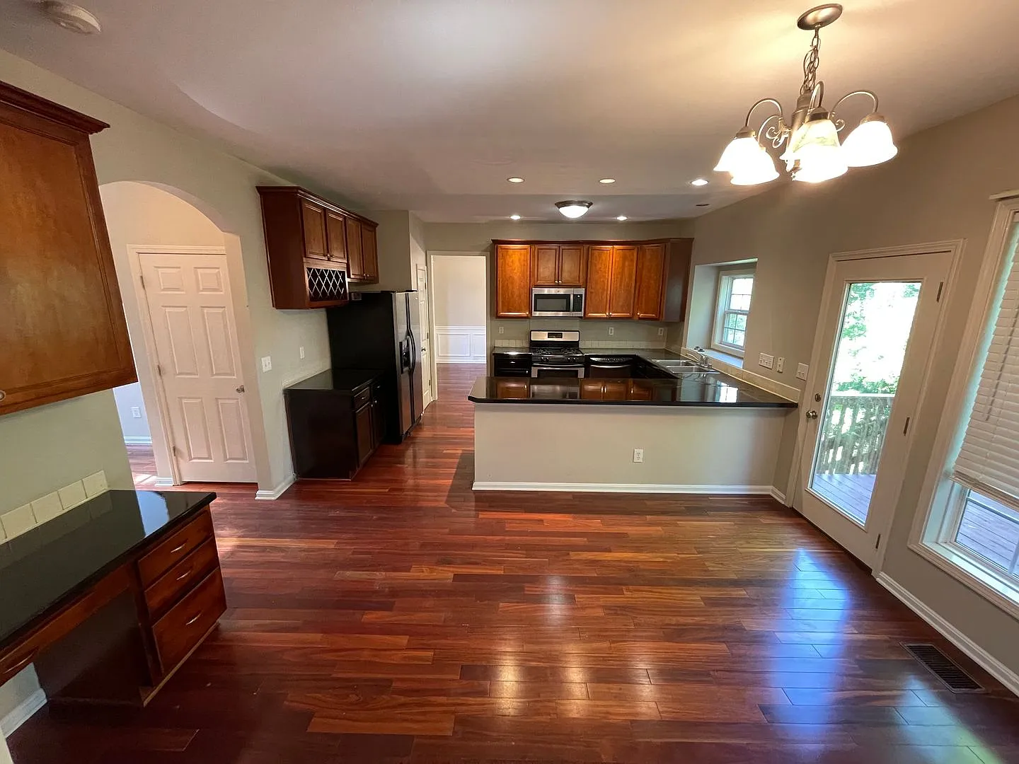 Large Home with Finished Basement & Wet Bar For Rent — Photo 2