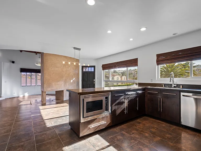 1380 W 9th St — Photo 31