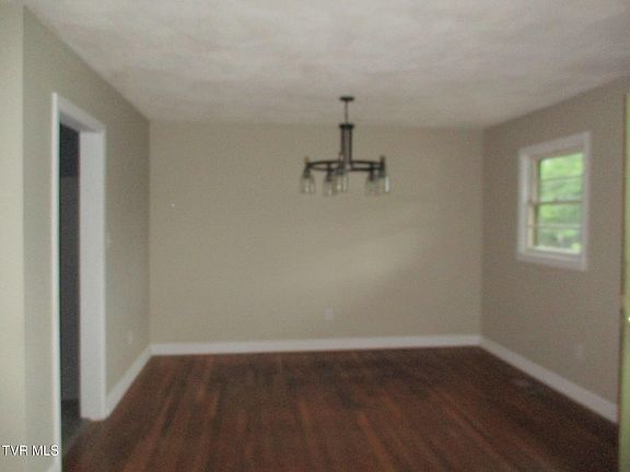 3rd image of 206 Cloverdale Pl