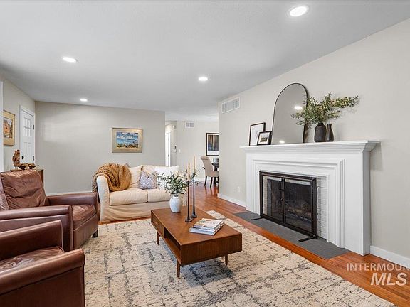 3rd image of 4813 W Hillcrest Dr