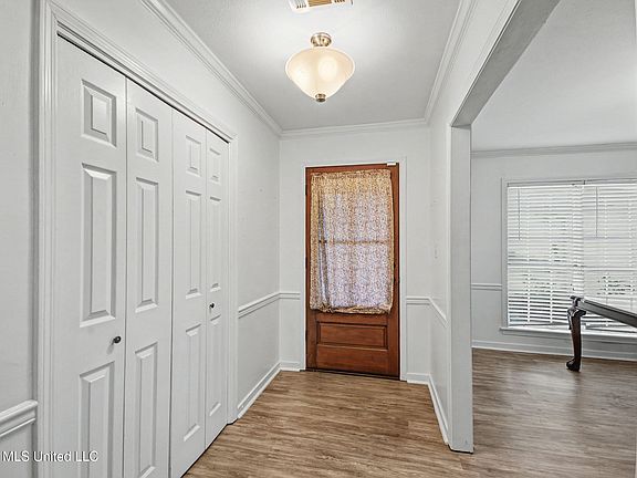 5th image of 606 Honeysuckle Dr