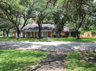 312 Sunset Dr, Edna, TX 77957