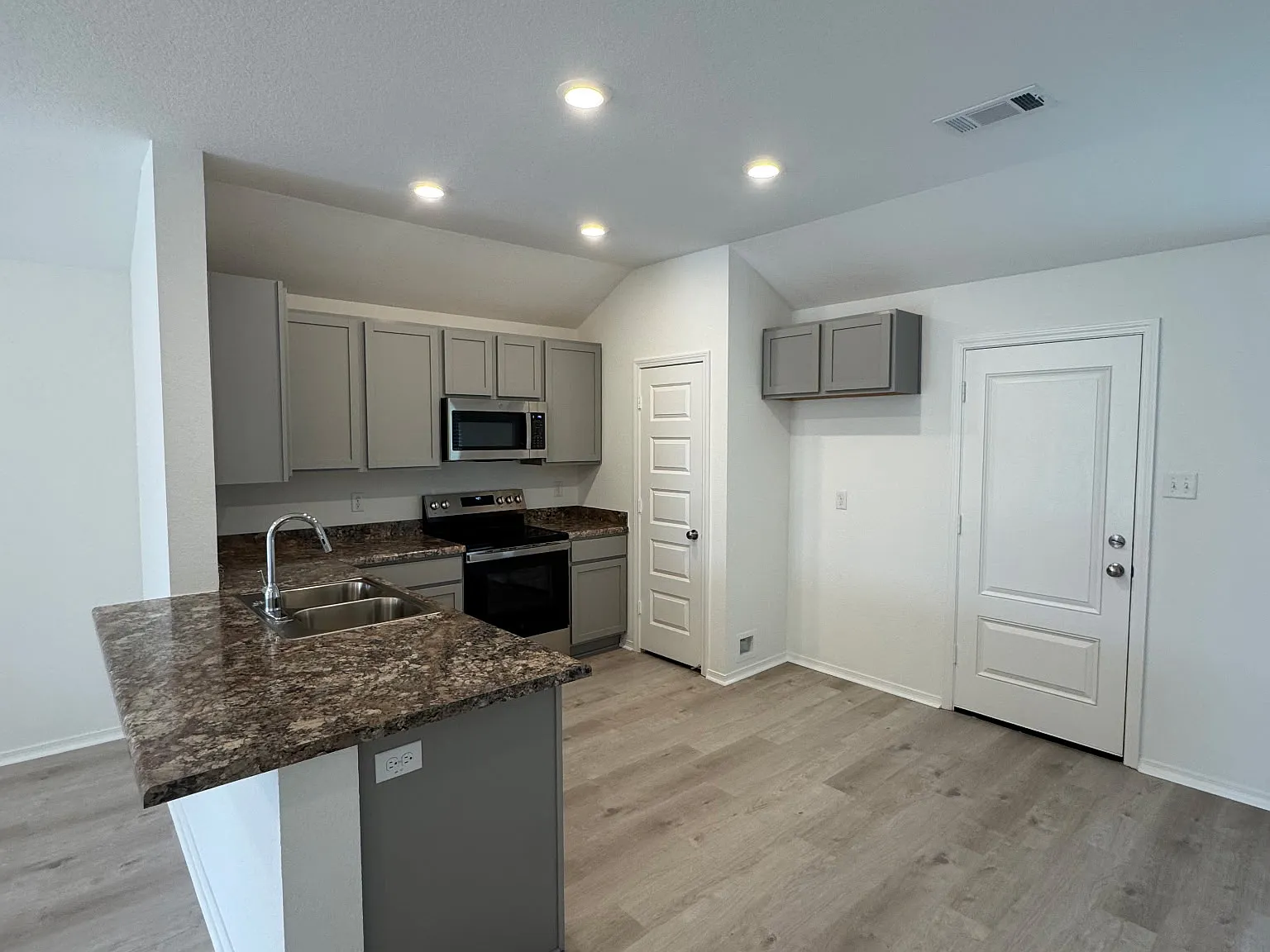 3 bed, 1301 sqft, $1,500 — Photo 2
