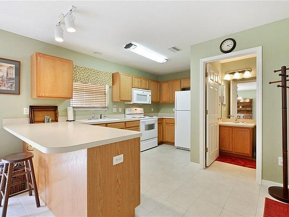 2nd image of 110 Woodknoll Pl