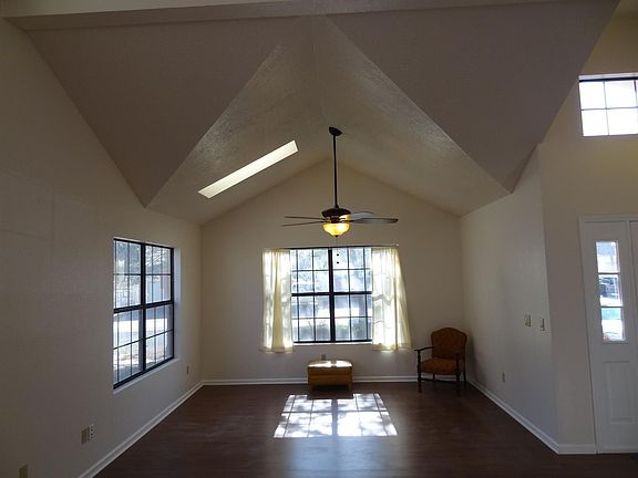 Beauriful & Spacious Living Room