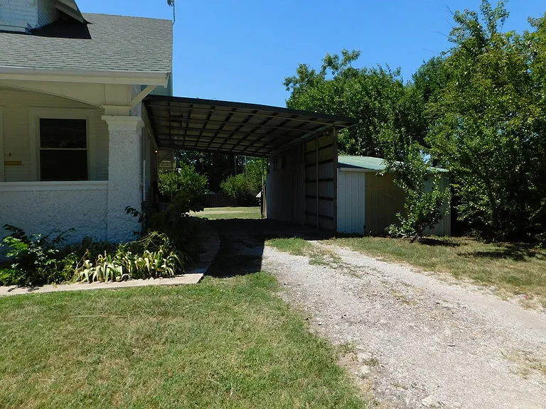 113 S Oak St — Photo 17