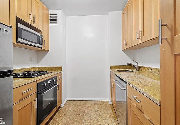 4th image of 401 E 89th St APT 5D